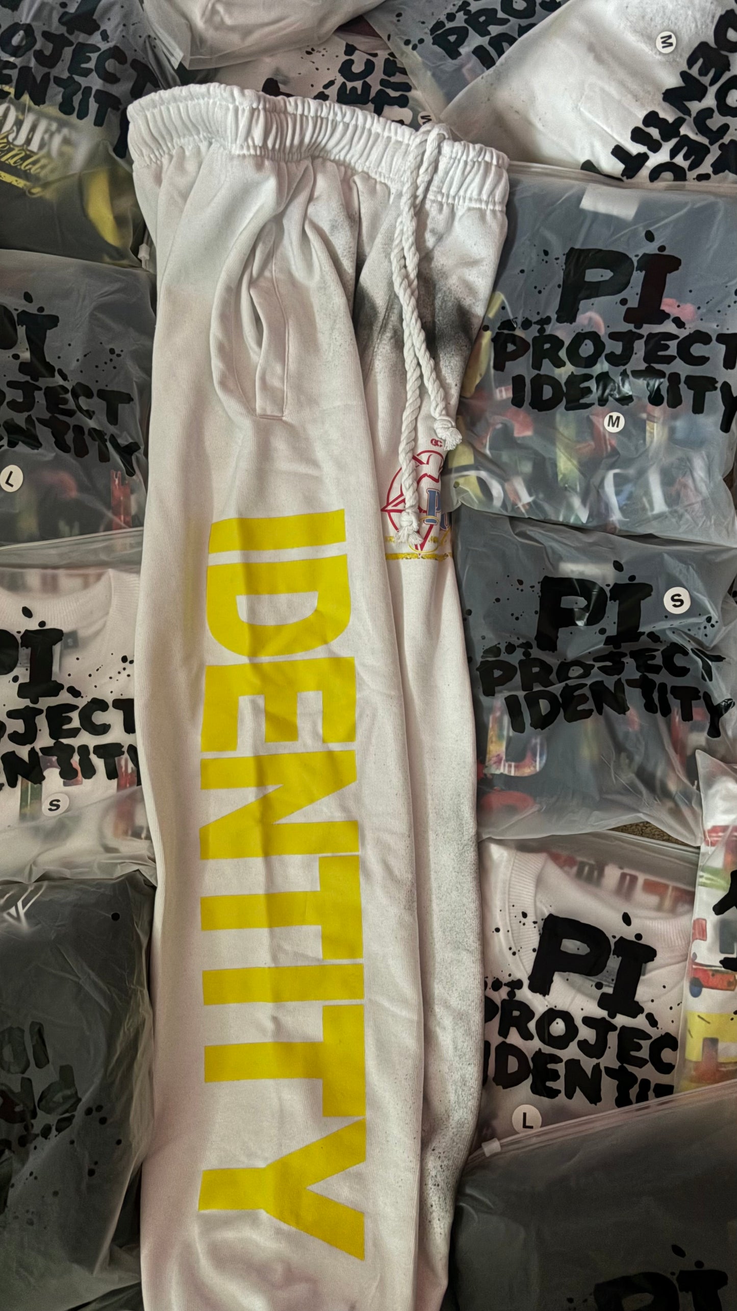 IDENTITY FLAG ACID WASH SWEATS(WHITE)